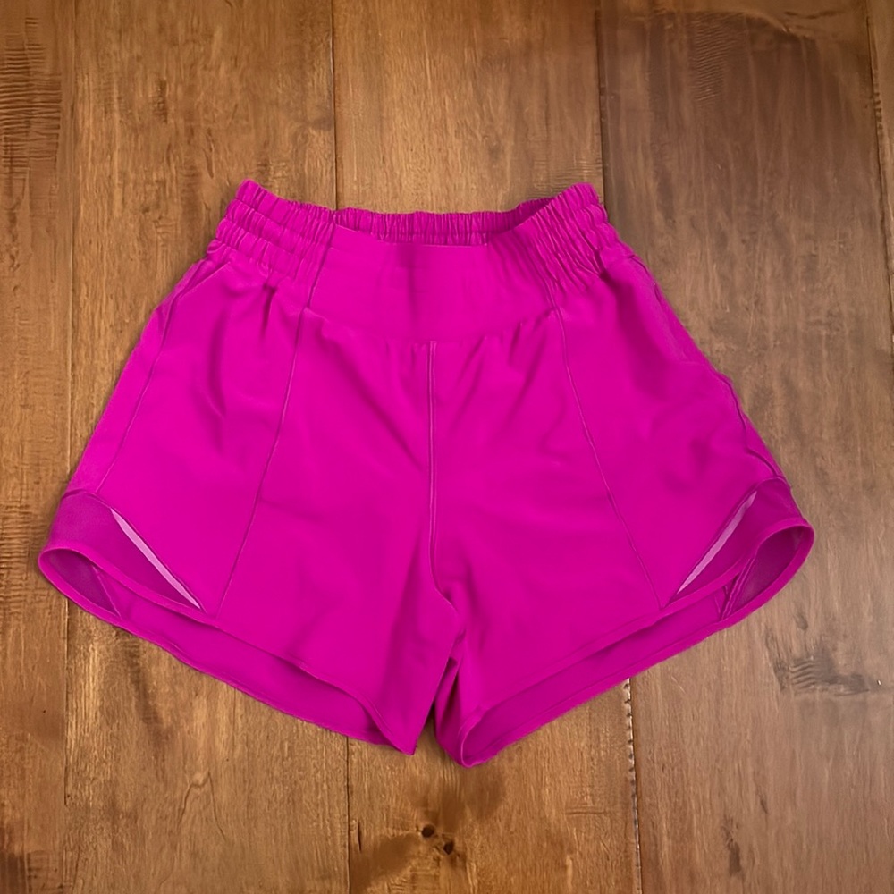 Lululemon women’s Hotty Hot 4 inch high rise shorts